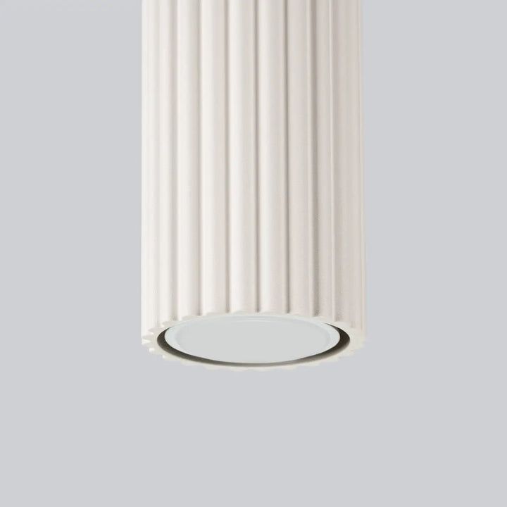 Plafonnier karbon allie en beige avec lignes subtiles et ampoules gu10 interchangeables dans un design flûté blanc