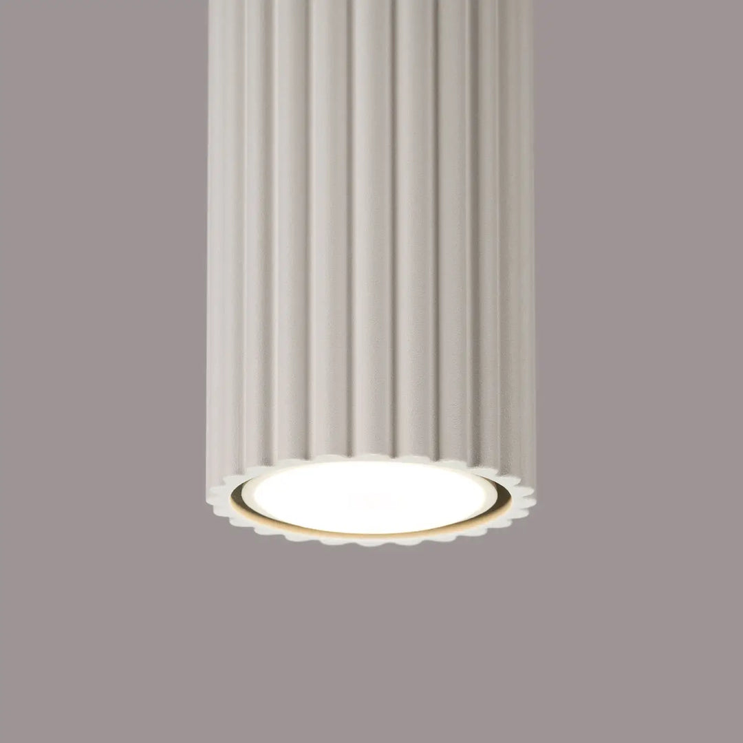 Plafonnier karbon allie en beige avec ampoules gu10 interchangeables et lignes subtiles verticales en flûte