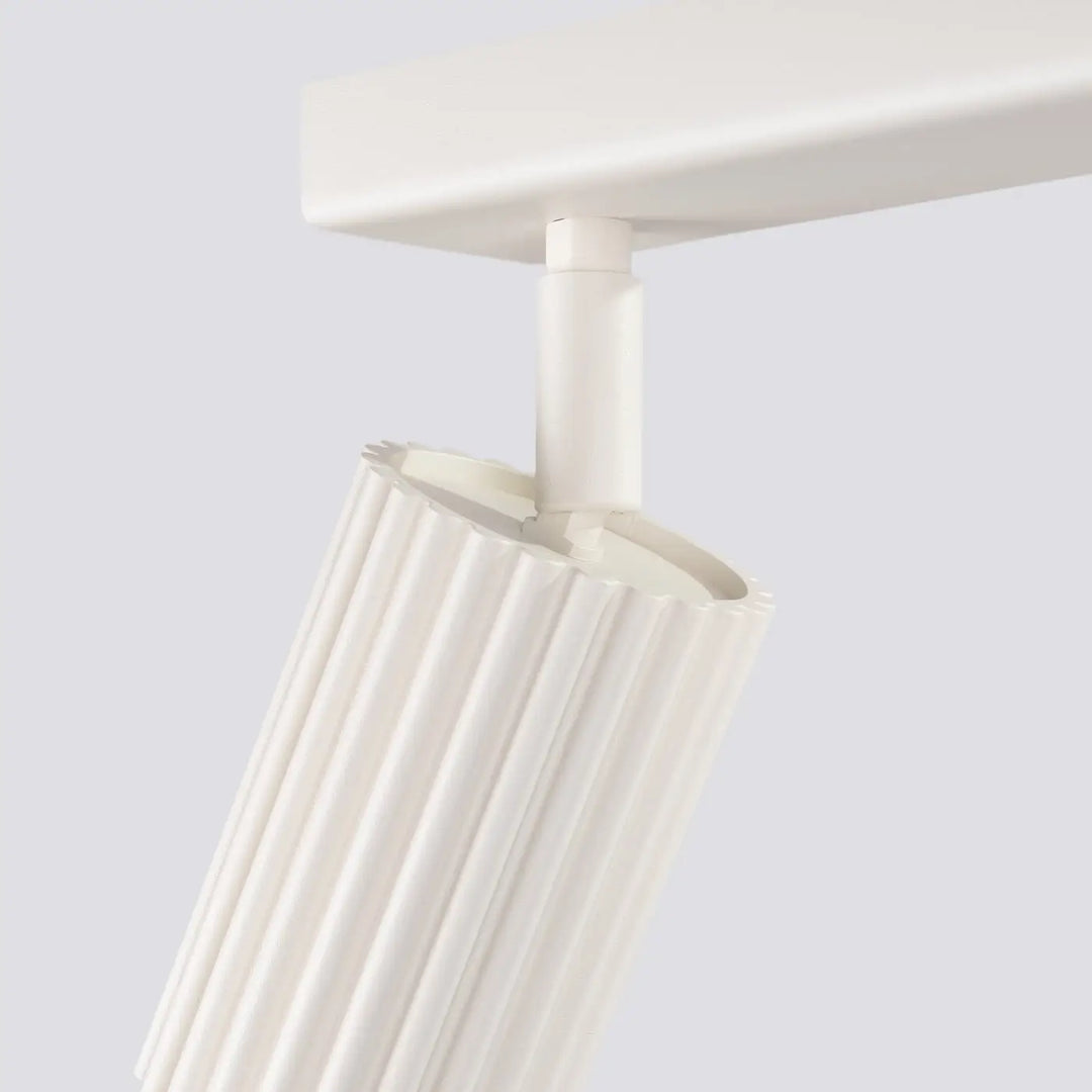 Plafonnier karbon beige avec quatre ampoules gu10 interchangeables et design minimaliste en métal blanc nervuré