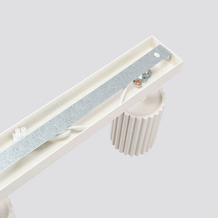 Plafonnier karbon beige avec support en métal texturé et base cylindrique côtelée pour ampoules gu10 interchangeables design minimaliste
