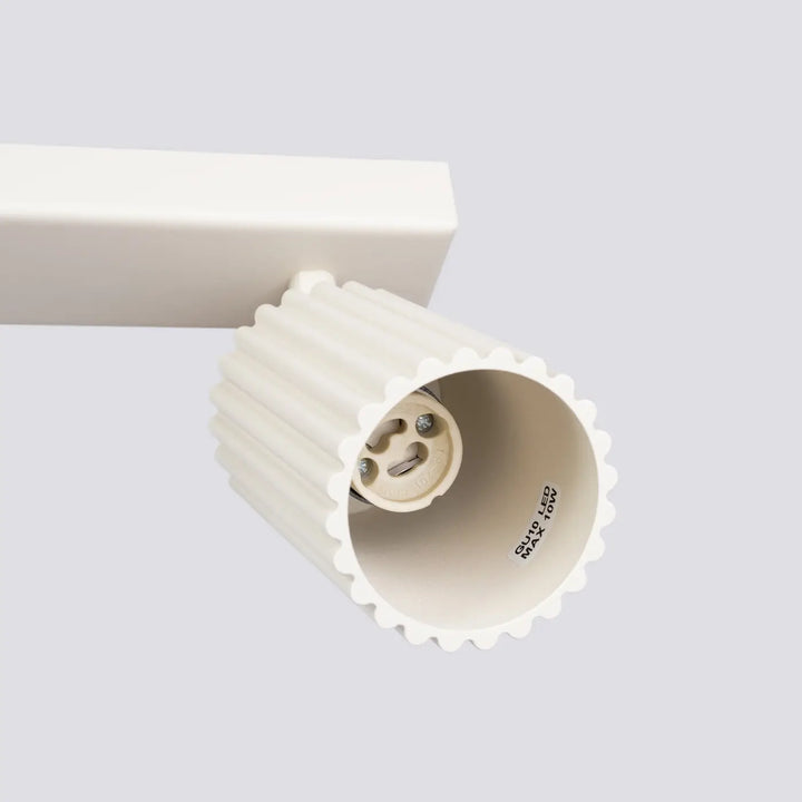 Plafonnier karbon allie crème avec bord festonné et ampoules gu10 interchangeables design minimaliste