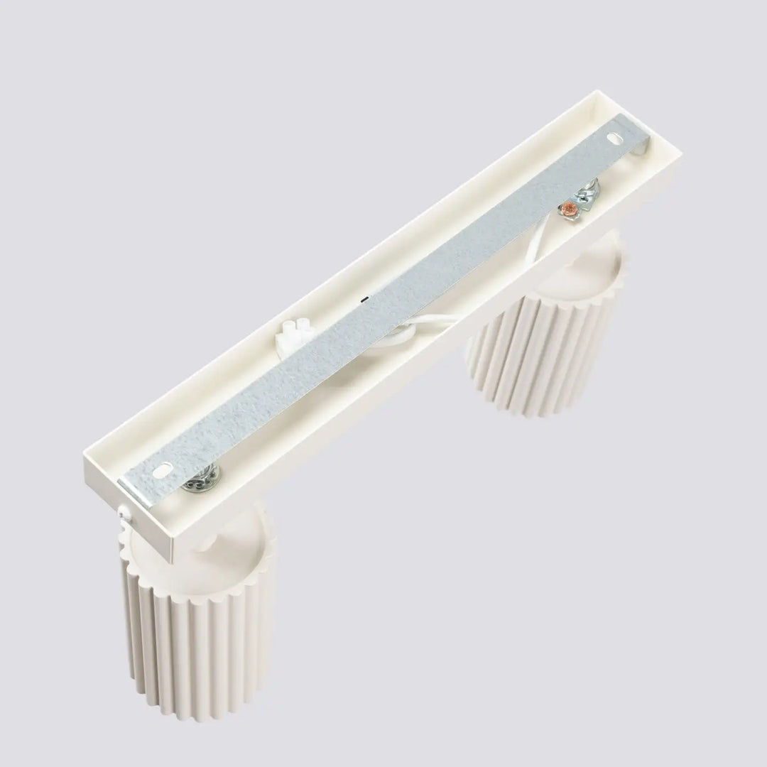 Plafonnier karbon allie blanc en plastique avec deux douilles cylindriques cannelées et support métal design minimaliste ampoules gu10 interchangeables