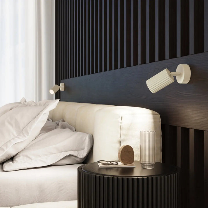 Plafonnier karbon allie design minimaliste avec lampe de lecture murale blanche à abat-jour cylindrique côtelé et base circulaire