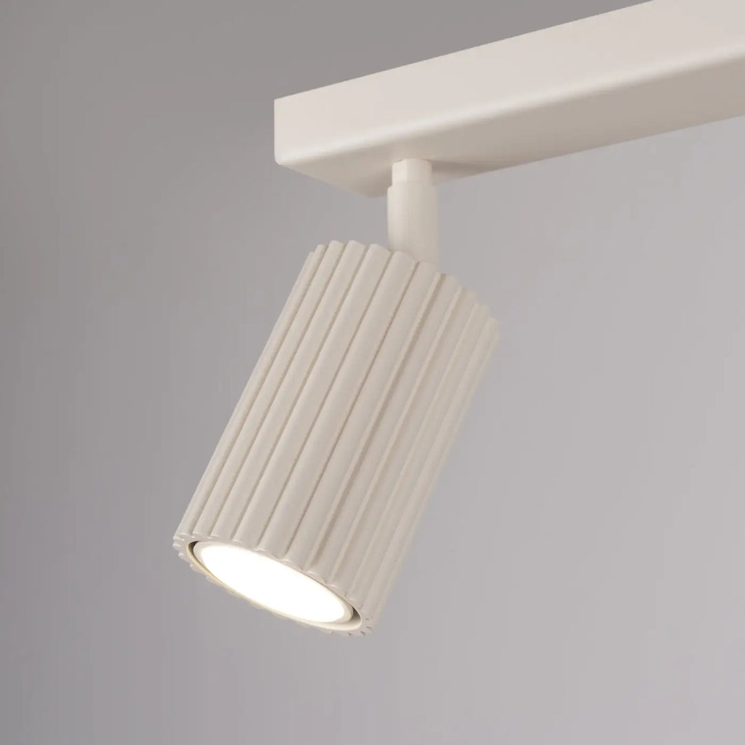 Plafonnier karbon allie blanc beige avec ampoules gu10 interchangeables et design minimaliste à rainures verticales