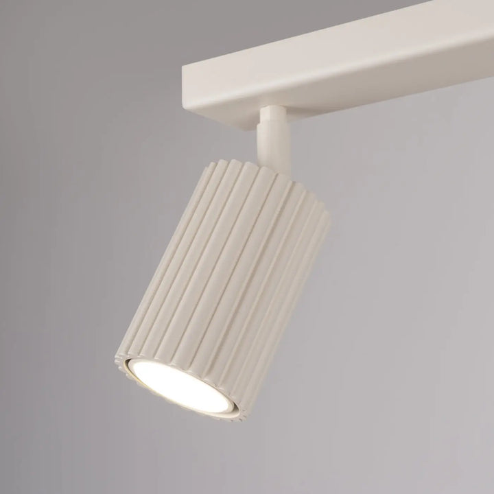 Plafonnier karbon allie blanc beige avec ampoules gu10 interchangeables et design minimaliste à rainures verticales