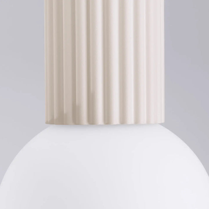 Lampe halo beige avec abat-jour céramique côtelé et base sphère laiteuse pour bureau décorative