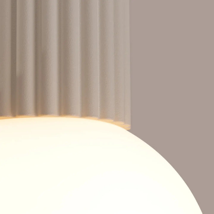 Lampe halo beige avec abat-jour côtelé et base en verre sphère laiteuse pour bureau décorative