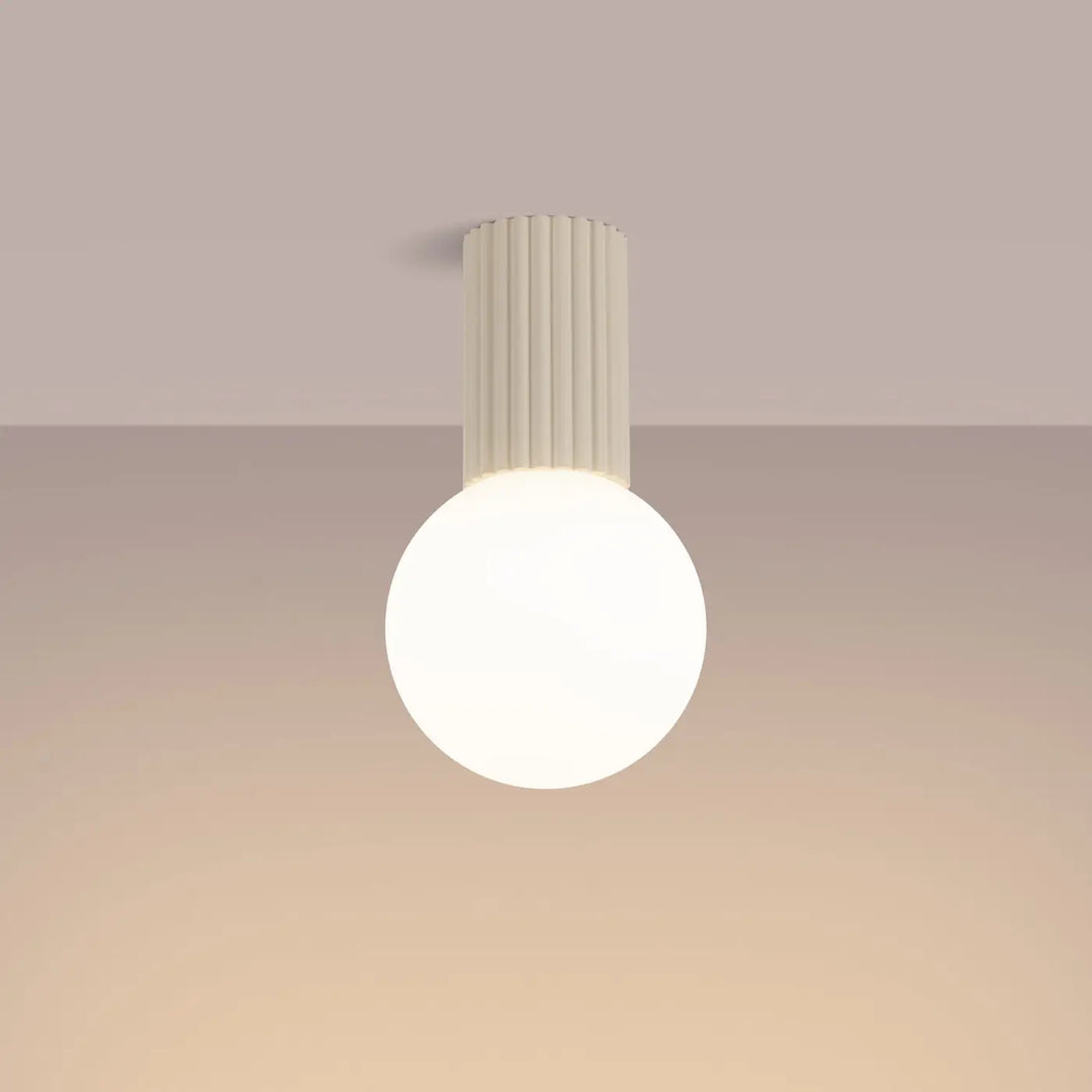 Plafonnier beige off-white avec sphère laiteuse et corps cylindrique strié, lampe halo idéale pour bureau décorative