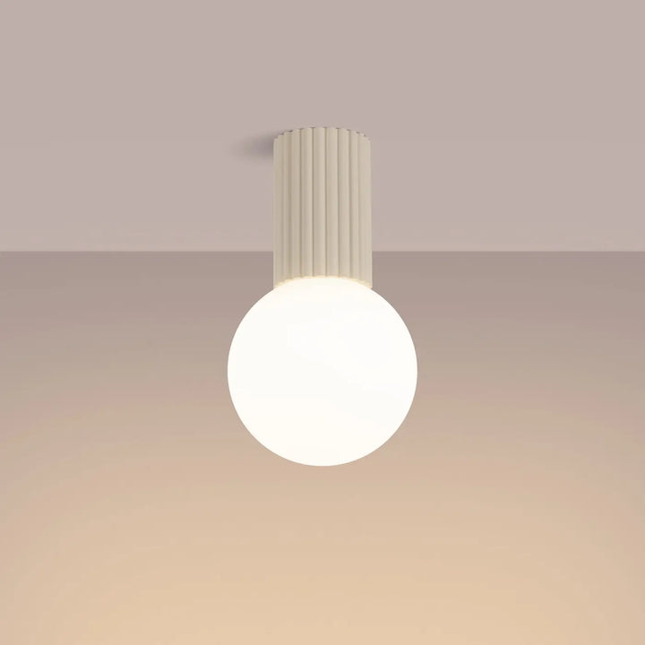 Plafonnier beige off-white avec sphère laiteuse et corps cylindrique strié, lampe halo idéale pour bureau décorative