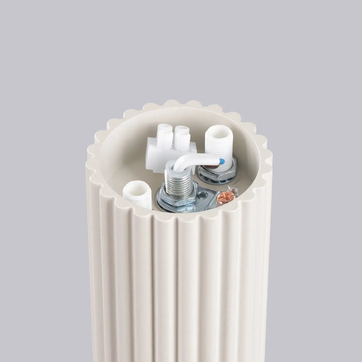Luminaire plafonnier halo beige en céramique nervurée avec composants électriques visibles idéal pour bureau décorative