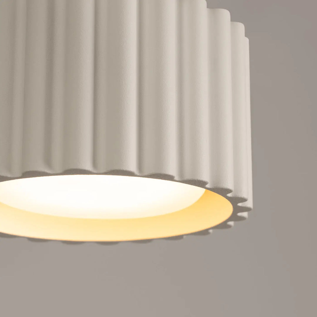 Luminaire plafonnier aura 1 beige avec abat-jour blanc côtelé forme unique inspirée et lumière circulaire chaude