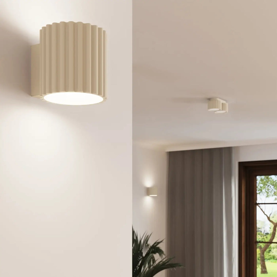 Luminaire plafonnier aura 1 beige avec applique murale crèmes flûtée à forme unique inspirée moderne