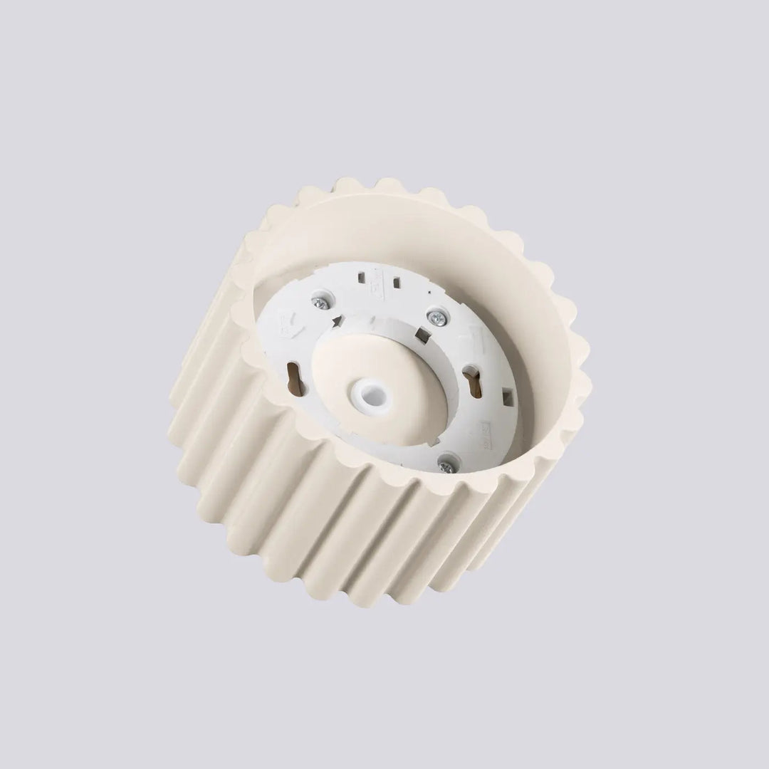 Luminaire plafonnier aura 1 beige en plastique ivoire avec une forme unique inspirée et structure à nervures gear-like