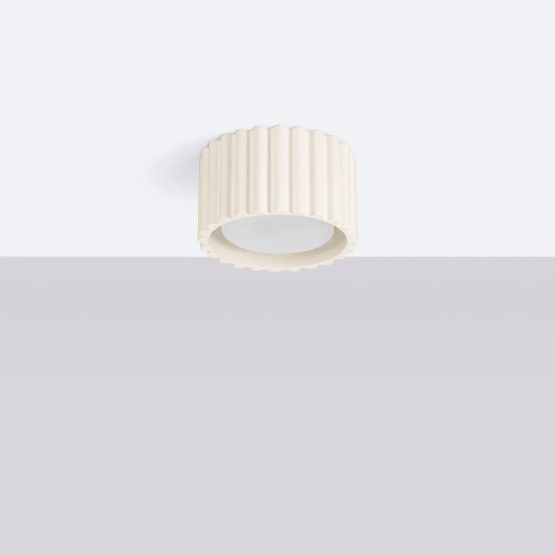 Luminaire plafonnier aura 1 beige en forme unique inspirée avec finition crème et lentille intérieure blanche lisse