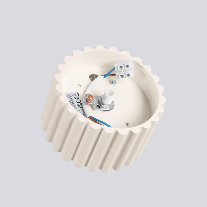 Luminaire plafonnier aura 1 beige en plastique nervuré avec forme unique inspirée et bord festonné vu de l arrière