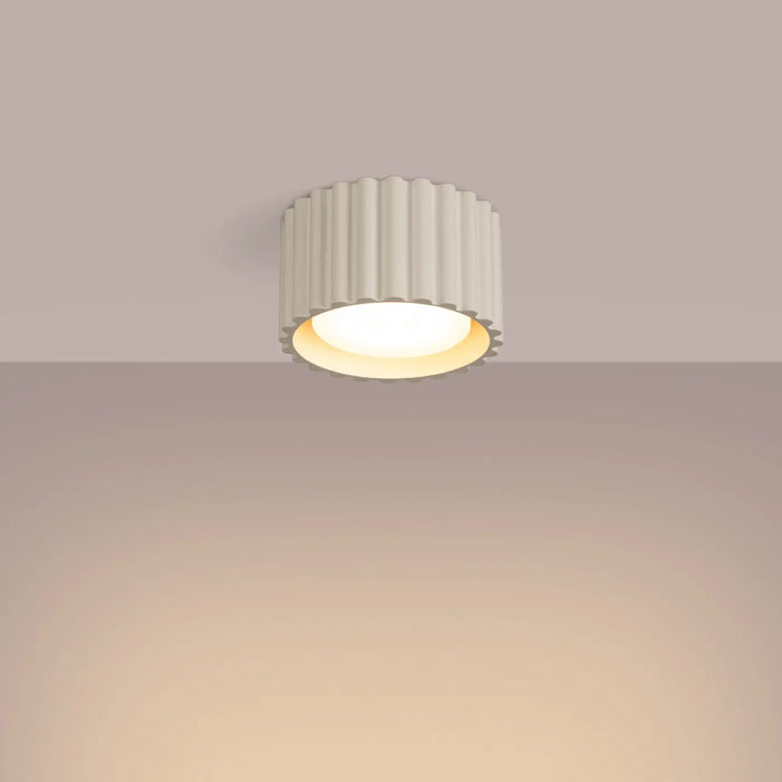 Luminaire plafonnier aura 1 beige en forme unique inspirée avec design cannelé et lumière diffuse chaleureuse