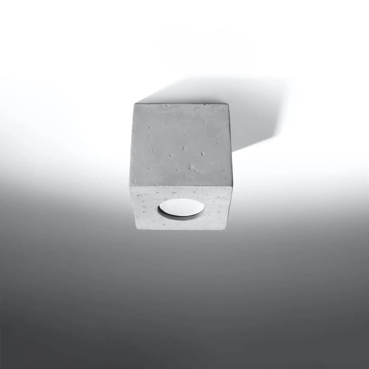 Plafonnier quad beton en forme de cube minimaliste en béton gris avec une découpe circulaire pour éclairage plafond