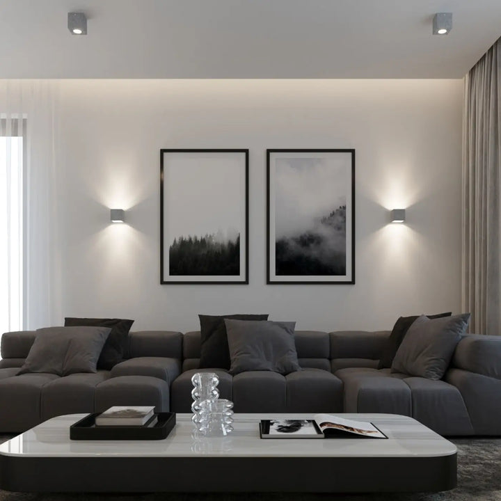 Luminaire plafonnier quad béton gris béton avec canapé sectionnel moderne gris à coussins capitonnés