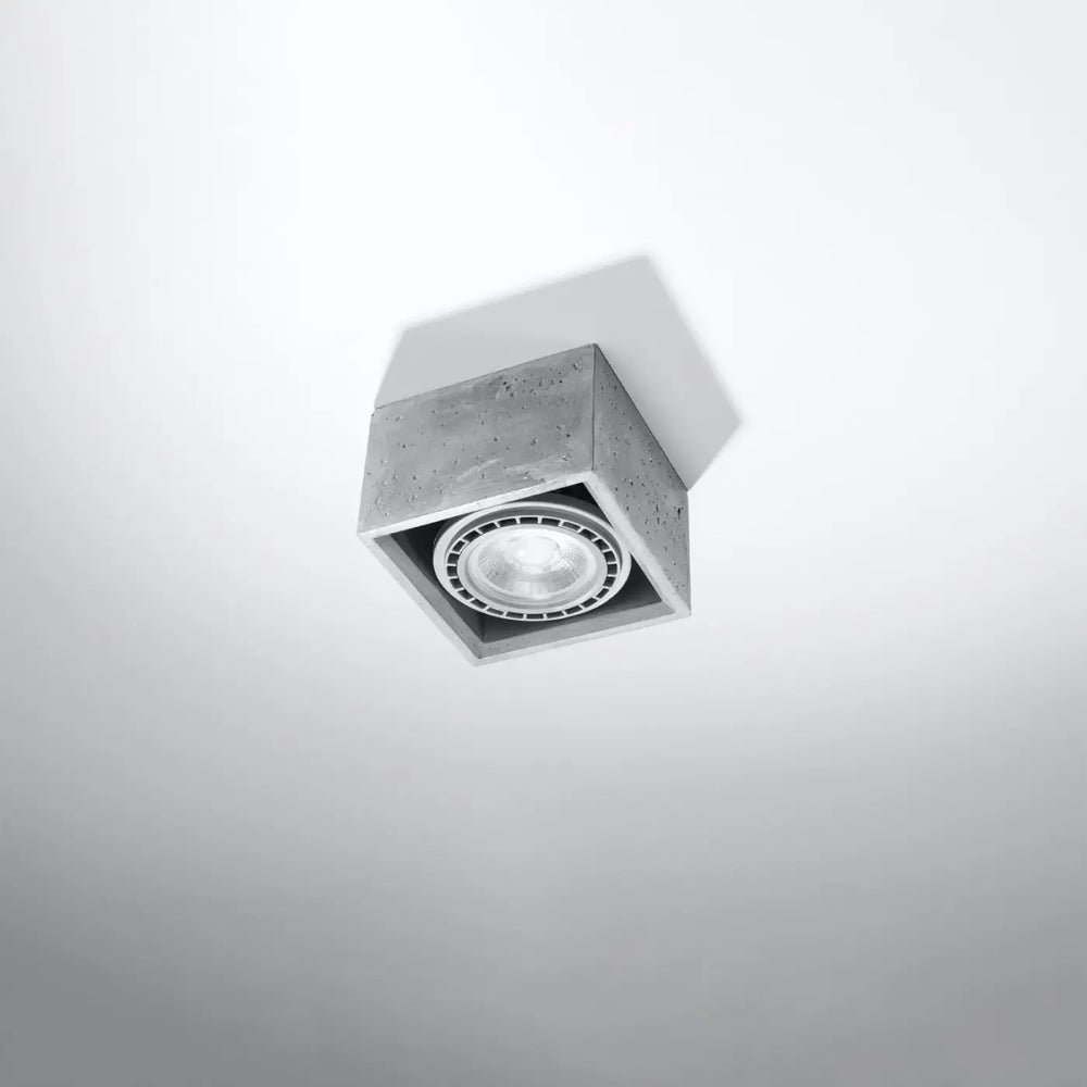 Luminaire plafonnier béton quatro avec lumière encastrée carrée et logement métallique circulaire pour plafond quatro