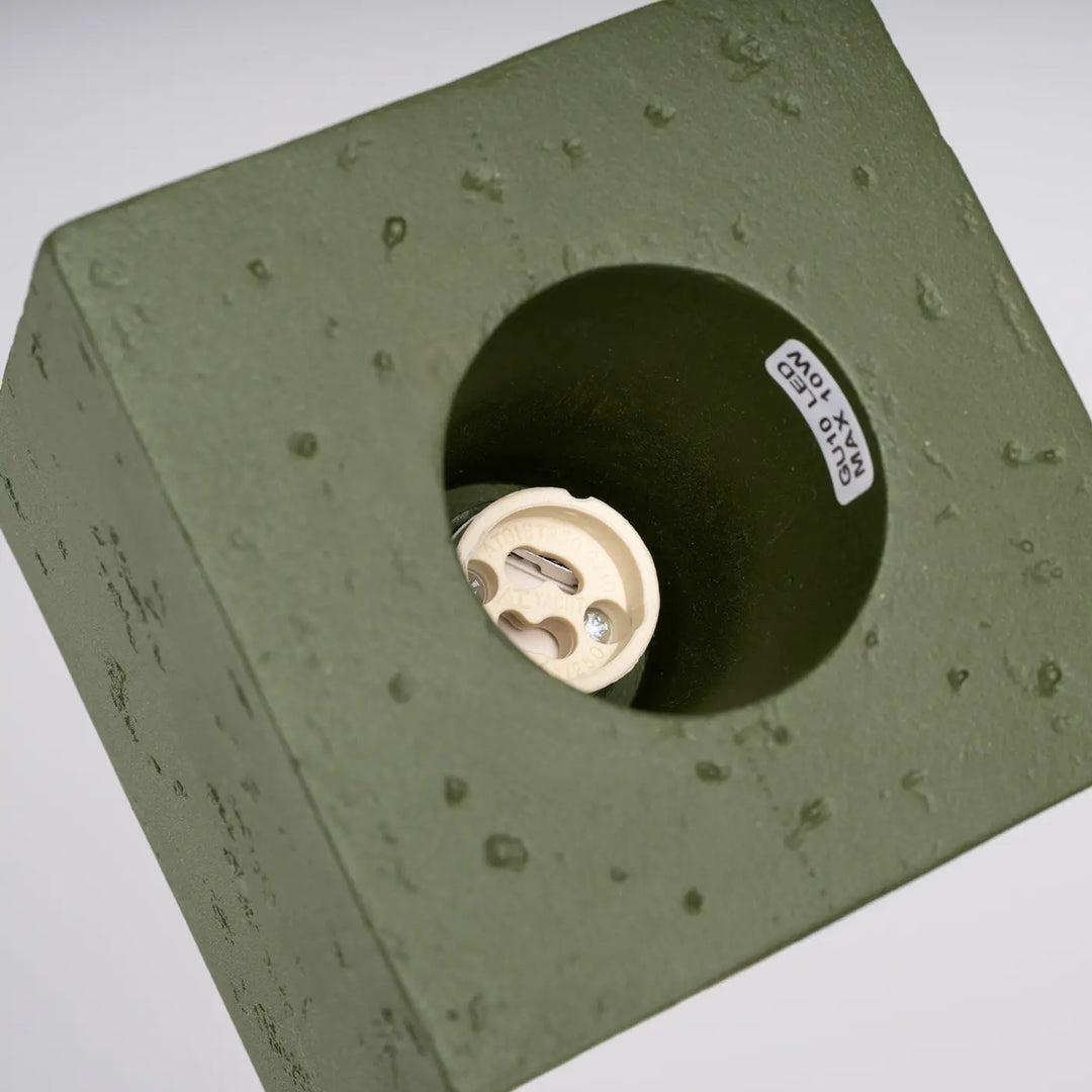 Luminaire plafonnier quad en béton vert olive avec base cube texturée et douille e27 crème pour applique murale forme originale