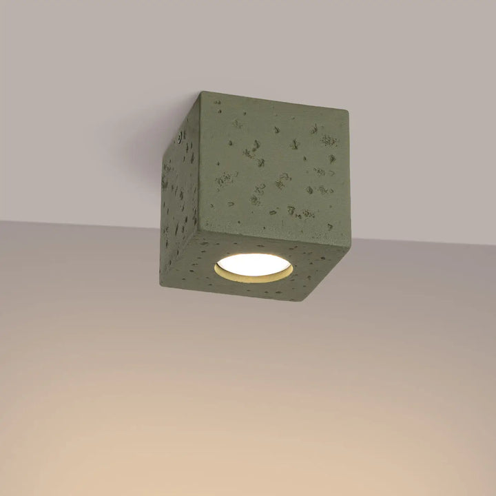 Plafonnier quad en béton vert olive avec forme originale et ampoule encastrée pour une applique murale design
