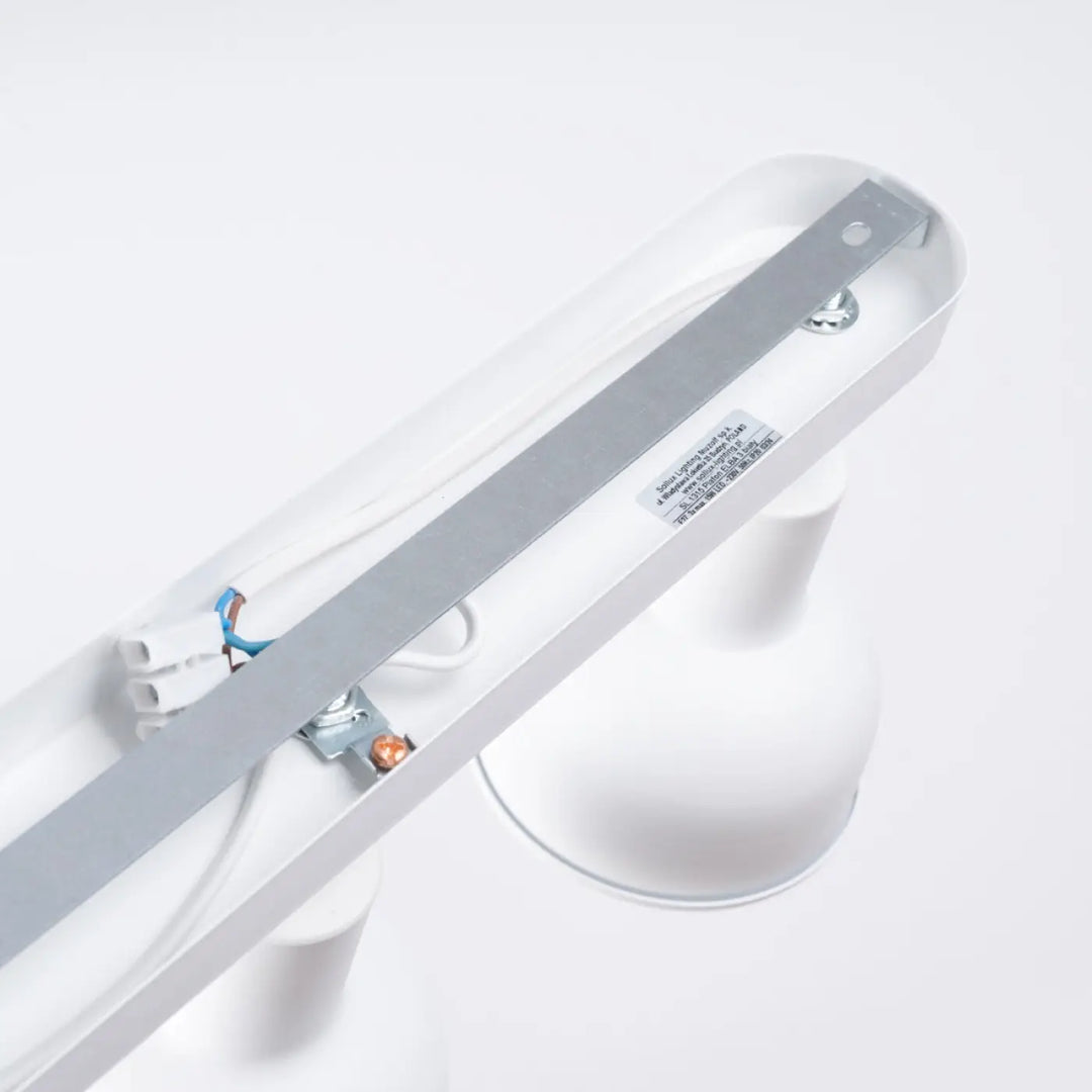 Luminaire plafonnier elba 3 blanc avec support métallique et câblage visible pour minimalisme combiné et éléments subtils