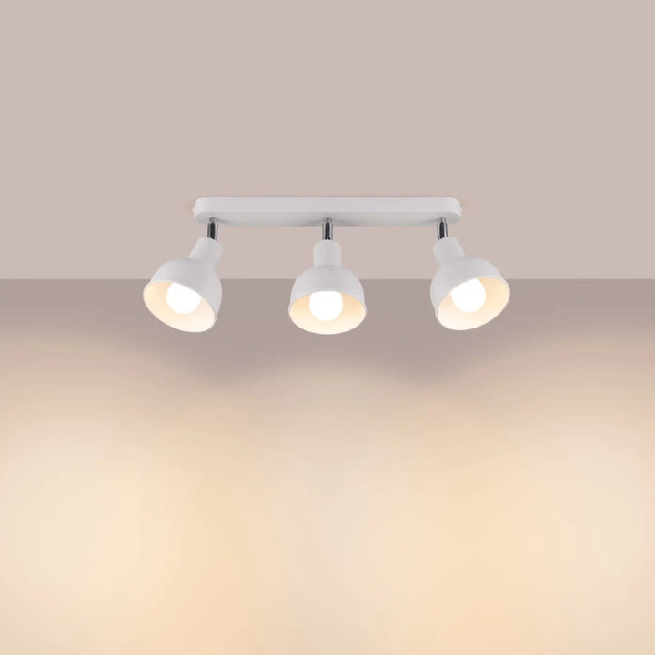 Lampe elba plafonnier blanc à trois spots ajustables alliant minimalisme combiné et éléments subtils pour éclairage moderne