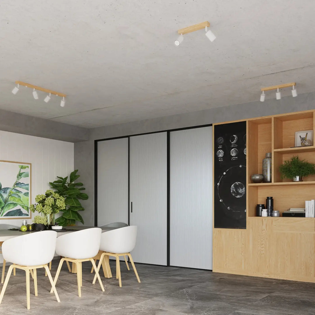 Plafonnier verdo design moderne en bois avec têtes de lampes blanches monté sur plafond en béton