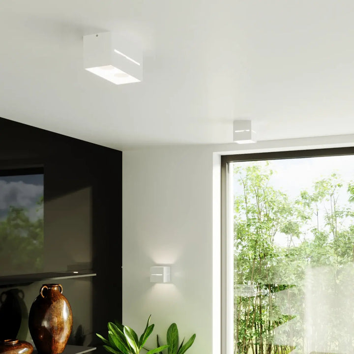 Plafonnier lobo blanc carré avec design minimaliste et perforation linéaire pour un spectacle lumineux élégant