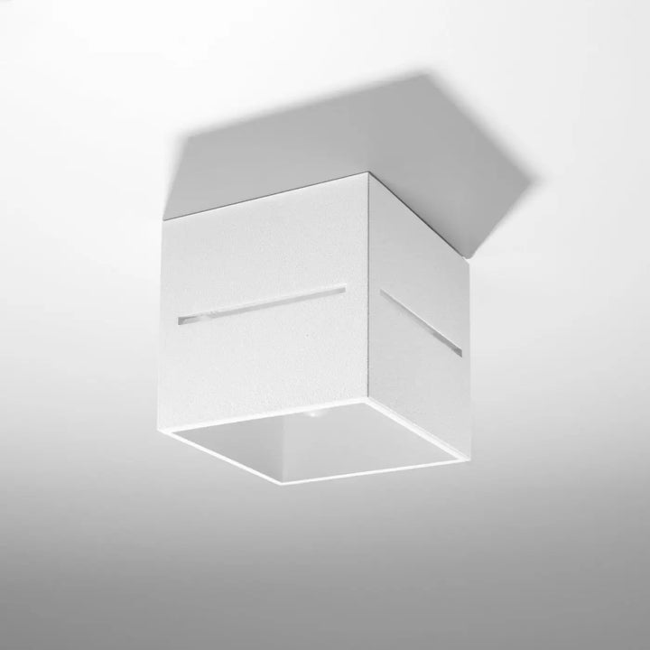 Plafonnier lobo blanc avec design minimaliste en cube présentant une perforation linéaire pour un spectacle lumineux élégant