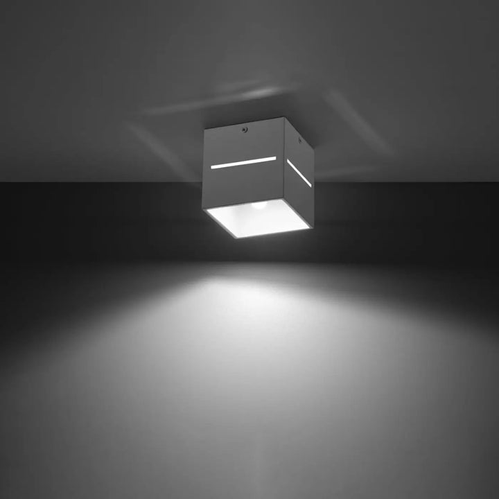 Plafonnier lobo blanc avec design minimaliste et perforation linéaire en led pour un spectacle lumineux élégant