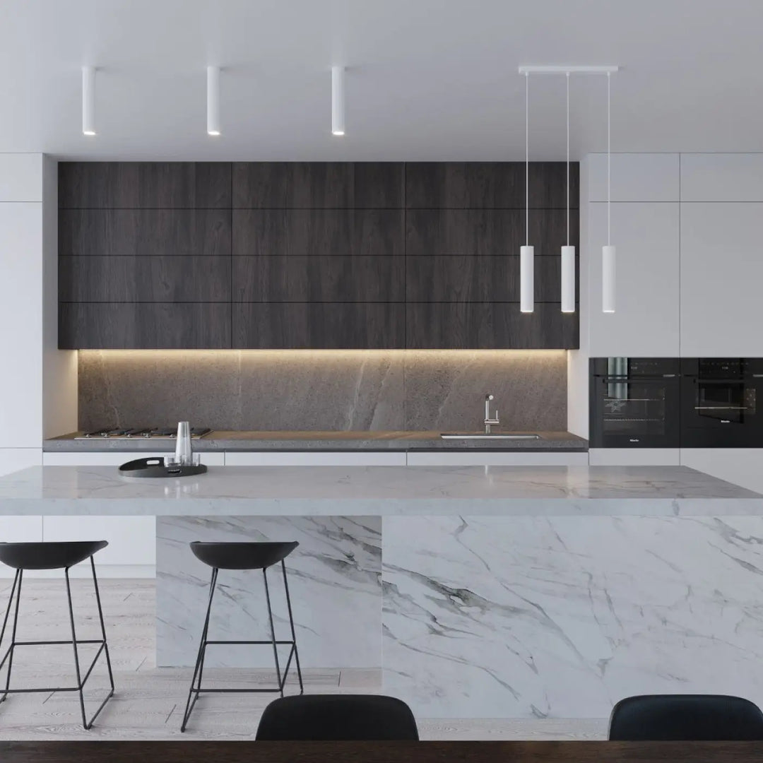 Plafonnier lagos blanc illuminant une cuisine moderne avec îlot en marbre blanc et meubles en bois foncé pour élégance moderne