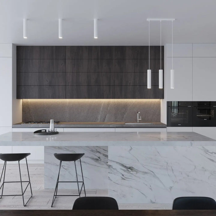 Plafonnier lagos blanc illuminant une cuisine moderne avec îlot en marbre blanc et meubles en bois foncé pour élégance moderne