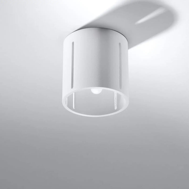 Luminaire plafonnier inez blanc cylindrique avec fentes verticales offrant un spectacle lumineux en forme géométrique moderne