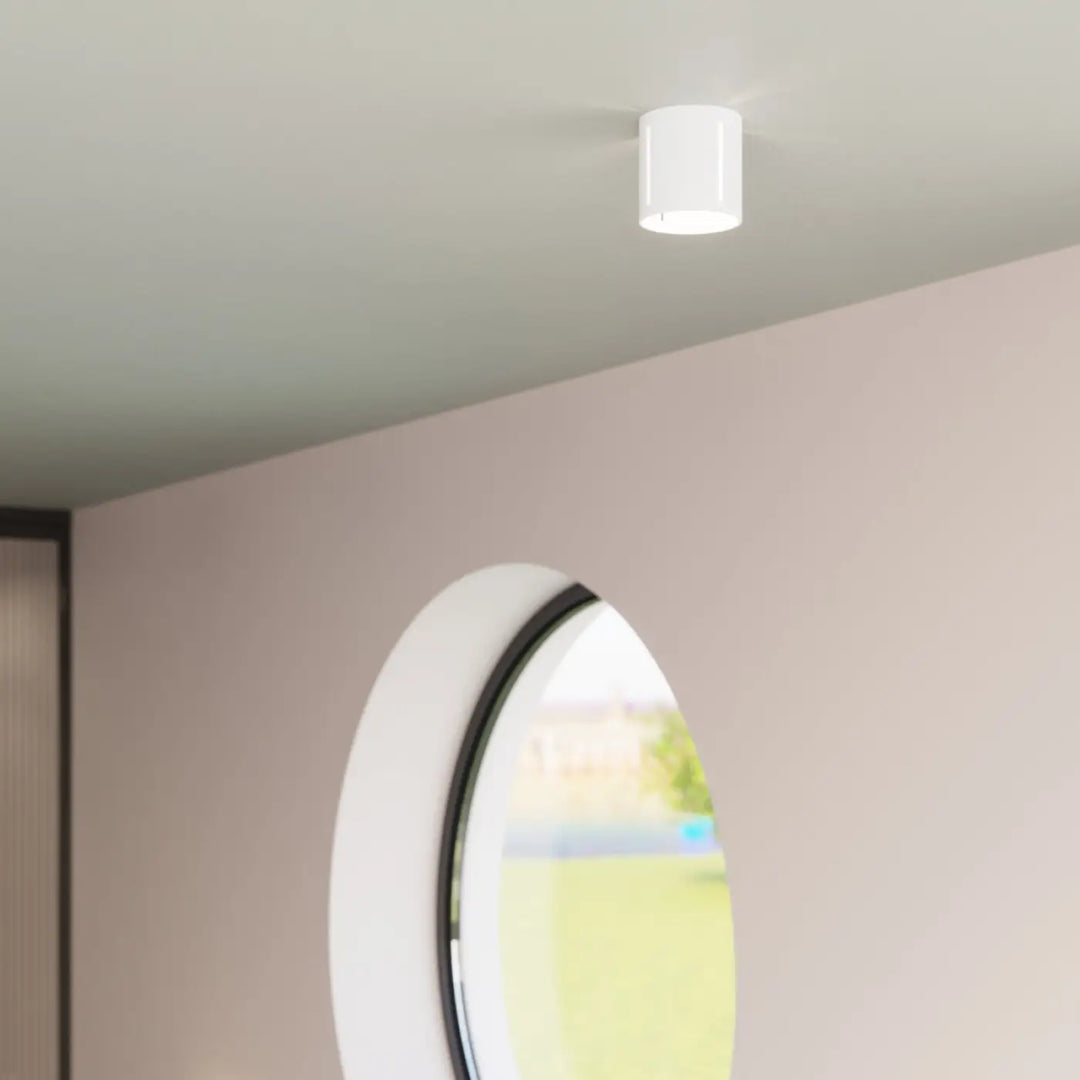 Plafonnier inez blanc cylindrique en forme géométrique offrant un spectacle lumineux moderne et épuré
