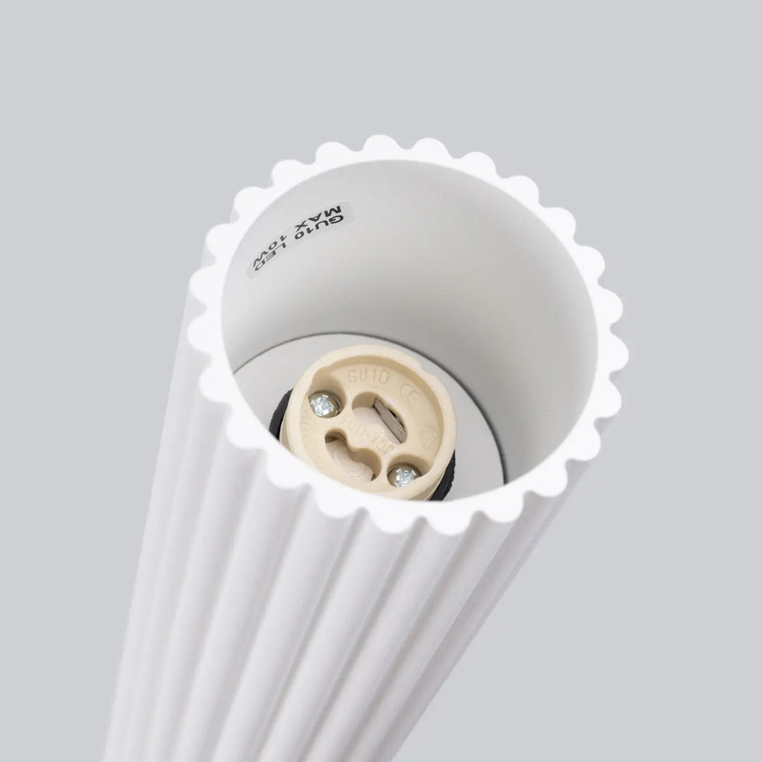 Plafonnier karbon blanc avec abat-jour cannelé et douille e27 pour ampoules gu10 interchangeables design minimaliste