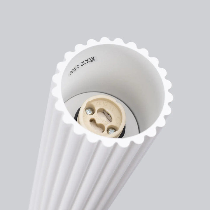 Plafonnier karbon blanc avec abat-jour cannelé et douille e27 pour ampoules gu10 interchangeables design minimaliste