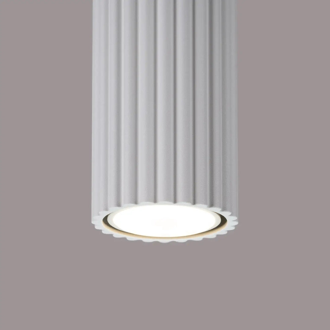 Luminaire plafonnier karbon 20 blanc avec corps cylindrique cannelé et ampoule gu10 à bords festonnés design minimaliste
