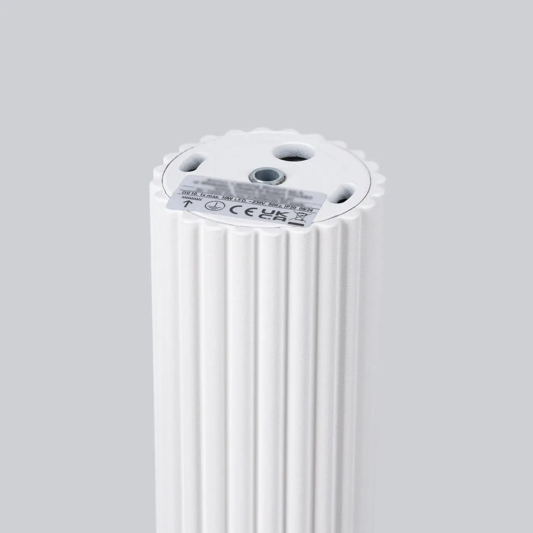 Plafonnier karbon 20 blanc avec design minimaliste et corps cylindrique à rainures verticales et plaque circulaire