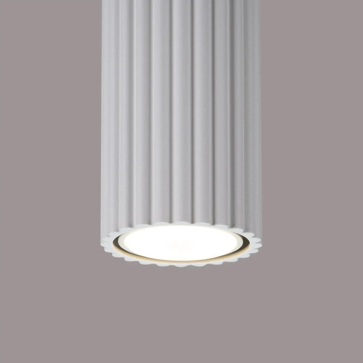 Luminaire plafonnier karbon 40 blanc avec corps cylindrique cannelé et ampoule led scallopée, intégrant ampoules gu10 interchangeables