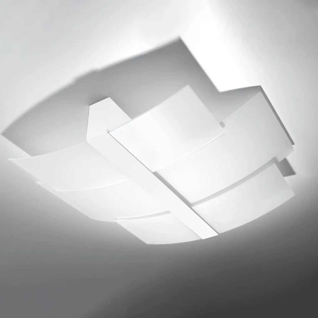 Plafonnier fonctionnel luminaire celia blanc avec design intemporel et panneaux géométriques en couches angulaires
