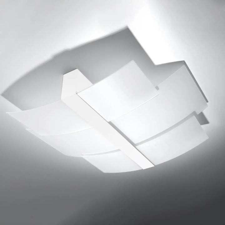 Plafonnier fonctionnel luminaire celia blanc avec design intemporel et panneaux géométriques en couches angulaires