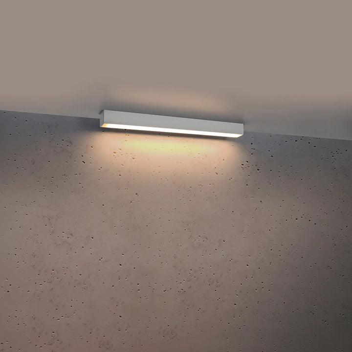 Luminaire plafonnier pinne 67 3000k blanc moderne émettant une lumière chaude avec paramètres déclairage optimisés