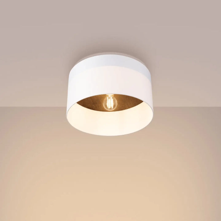 Luminaire plafonnier telesto blanc avec intérieur doré et ampoule à filament pour design minimaliste plafond telesto