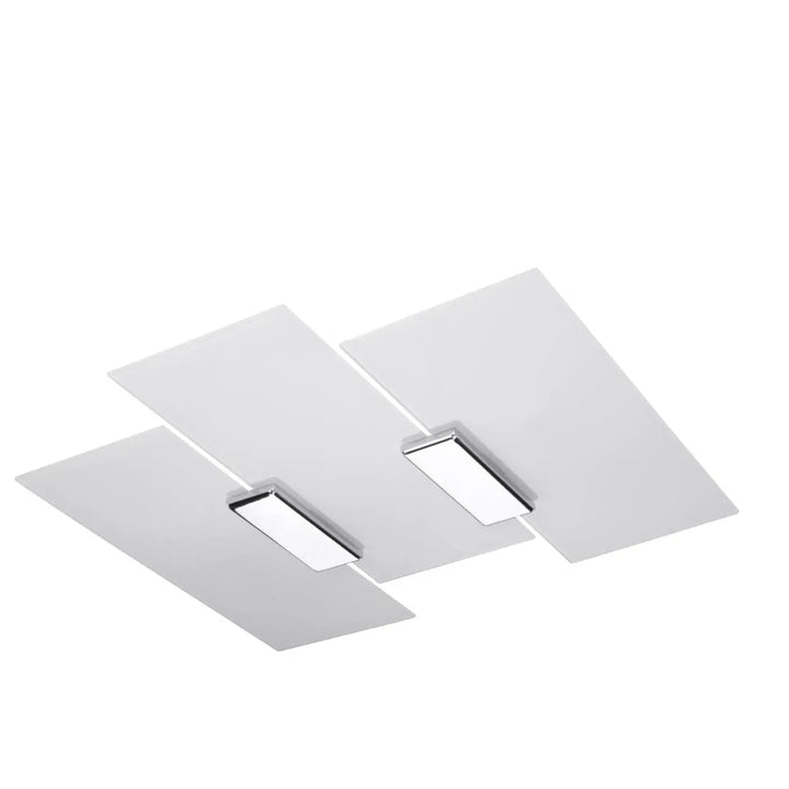 Plafonnier fonctionnel fabiano en chrome avec trois panneaux rectangulaires et leds intégrés au design intemporel blanc met magnifiquement