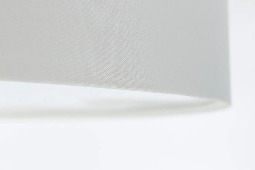 Luminaire plafonnier blanc perle avec abat-jour cylindrique mat texturé en blanc perle élégant et contemporain