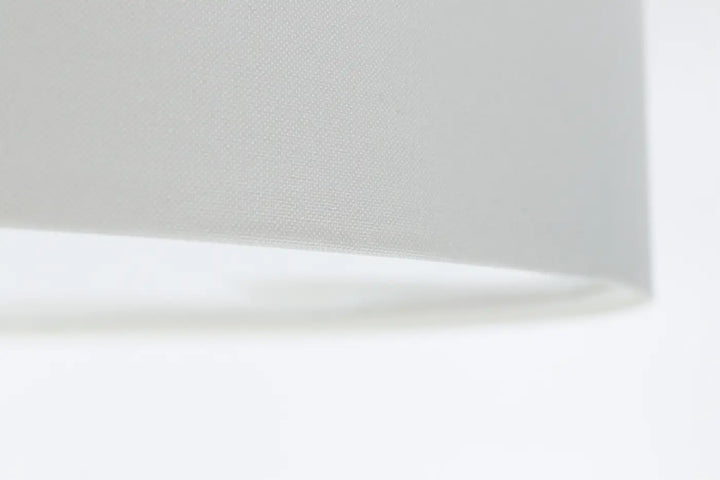 Luminaire plafonnier blanc perle avec abat-jour cylindrique mat texturé en blanc perle élégant et contemporain