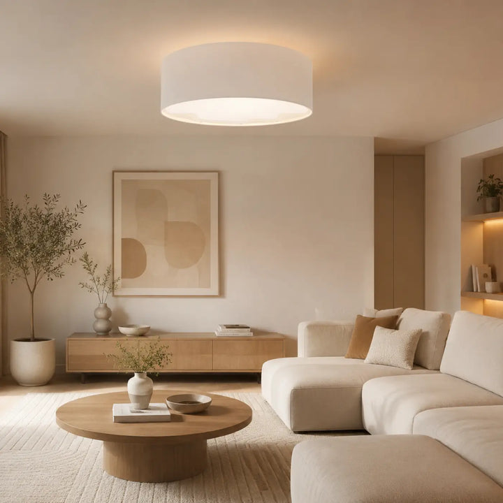 Luminaire plafonnier blanc perle cylindrique avec abat-jour en tissu blanc perle diffusant une lumière ambiante douce