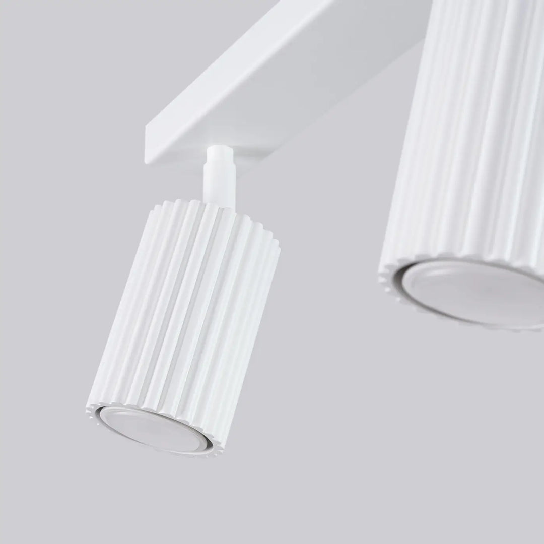Plafonnier karbon allie un design minimaliste blanc à rainures verticales avec ampoules gu10 interchangeables