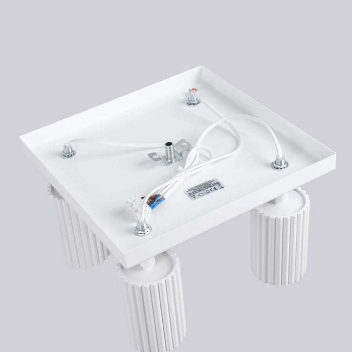 Plafonnier karbon allie design minimaliste blanc avec quatre ampoules gu10 interchangeables cylindriques striées